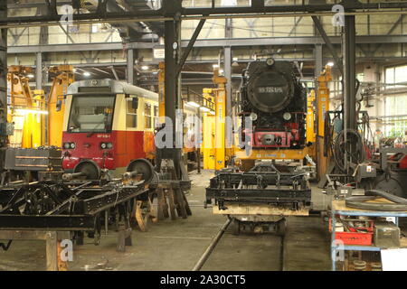 Wernigerode, Allemagne. 08Th Oct, 2019. Voir dans l'atelier vieille locomotive à vapeur de la HSB. Les chemins de fer à voie étroite du Harz obtenir un nouvel atelier de la locomotive à vapeur. Le vendredi matin, le début officiel de la construction de l'hôtel de 70 x 30 mètres a été lancé. La construction devrait coûter autour de 10,5 millions d'euros et seront terminés au printemps 2021. Credit : Matthias Bein/dpa-Zentralbild/ZB/dpa/Alamy Live News Banque D'Images