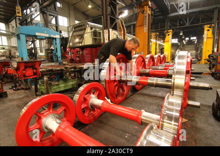 Wernigerode, Allemagne. 08Th Oct, 2019. Voir dans l'atelier vieille locomotive à vapeur de la HSB. Les chemins de fer à voie étroite du Harz obtenir un nouvel atelier de la locomotive à vapeur. Le vendredi matin, le début officiel de la construction de l'hôtel de 70 x 30 mètres a été lancé. La construction devrait coûter autour de 10,5 millions d'euros et seront terminés au printemps 2021. Credit : Matthias Bein/dpa-Zentralbild/ZB/dpa/Alamy Live News Banque D'Images