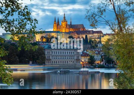 La nuit tombe à Prague, Tchéquie. Banque D'Images