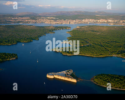 VUE AÉRIENNE.Forteresse Saint-Nicolas garante l'entrée de l'étroite ria menant à la ville de Šibenik visible au loin.Dalmatie, Croatie. Banque D'Images