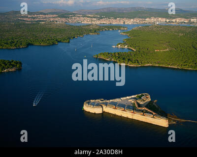 VUE AÉRIENNE.Forteresse Saint-Nicolas garante l'entrée de l'étroite ria menant à la ville de Šibenik visible au loin.Dalmatie, Croatie. Banque D'Images