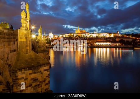 La nuit tombe sur le pont Charles à Prague, Tchéquie. Banque D'Images