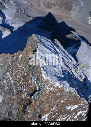 VUE AÉRIENNE. Sommet de Matterhorn / Cervino de 4478 mètres de haut. Longue crête séparant l'Italie de Breuil-Cervinia (côté rocailleux) de la Suisse à Zermatt. Banque D'Images