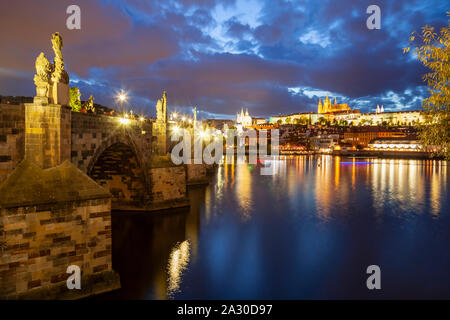 La tombée de la nuit au pont Charles à Prague. Banque D'Images