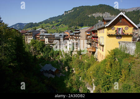 Rangée de maisons sur le bord de la gorge d'Arly dans le village pittoresque de Flumet. Savoie, Auvergne-Rhône-Alpes, France. Banque D'Images