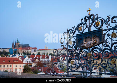 Soirée sur le pont Charles à Prague, Tchéquie. Banque D'Images