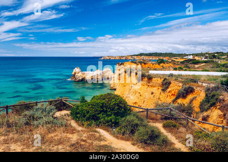 Sentier du littoral de 2124 sur la côte de l'Algarve. Donnant sur les falaises et l'océan depuis les sentiers de randonnées dans la région de Portimao, Algarve, Portugal. Belle coa Banque D'Images