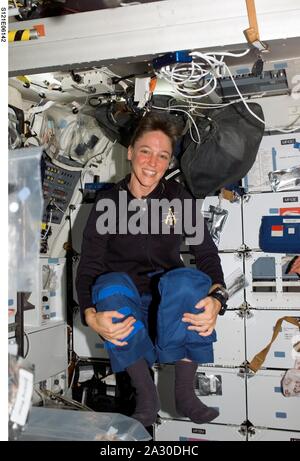 Le 7 mars 2005, dans l'orbite terrestre, USA : Fichier : Dans cette photo publiée par la NASA, l'astronaute Lisa M. Nowak, spécialiste de mission STS-121, flotte sur le compartiment intermédiaire de la navette spatiale Discovery amarrée à la Station spatiale internationale en orbite autour de la Terre le 8 juillet 2006 (Image de crédit : © NASA/CNP via Zuma sur le fil) Banque D'Images