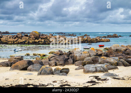 Bateaux dans le port sur la Côte de Granit Rose (cote de granit rose en français). Bretagne (Bretagne), France Banque D'Images