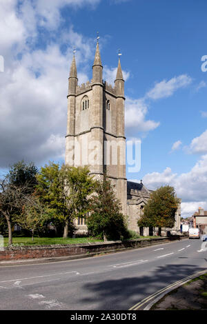 St Peters Church Tower dans la ville de marché de Marlborough Wiltshire Banque D'Images