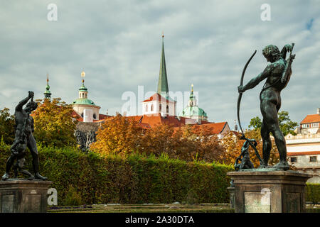 Matin d'automne au jardin Wallenstein dans Mala Strana, Prague. Banque D'Images