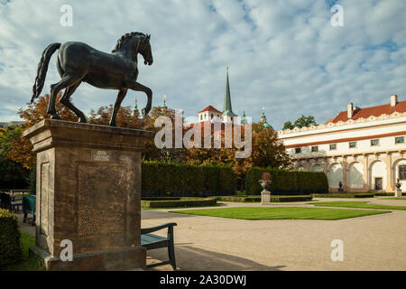 Matin d'automne au jardin Wallenstein dans Mala Strana, Prague. Banque D'Images