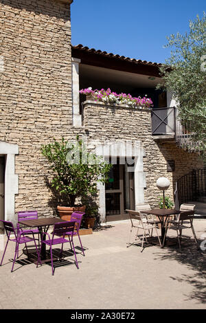 Im Cafegarten Lavandee,Musée de la Lavendelmuseum, Musée de la Lavande à Coustellet, Provence,, Frankreich, Europa|jardin du Musée de la Lavandee,Lave Banque D'Images