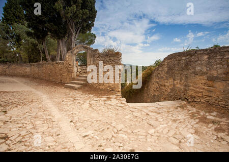 Mittelalterliche Gasse in der Altstadt von Bonnieux, Département Vaucluse, Région Provence-Alpes-Côte d'Azur, Frankreich, Europa| ruelle médiévale en th Banque D'Images