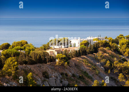 Küstenlandschaft mit Steilküste bei Marseille, Provence-Alpes-Côte d'Azur, Frankreich, Europa| Paysage côtier avec falaise à Marseille, Facile Banque D'Images