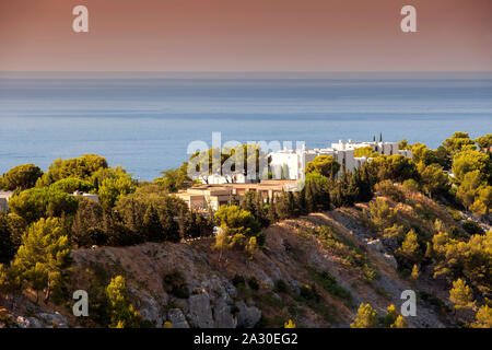 Küstenlandschaft mit Steilküste bei Marseille, Provence-Alpes-Côte d'Azur, Frankreich, Europa| Paysage côtier avec falaise à Marseille, Facile Banque D'Images