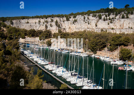 Segelboote im Hafen von Calanque de Port Miou, le Parc National des Calanques, Cassis, Bouches-du-Rhône, Provence-Alpes-Côte d'Azur,Nationalpark, Felsenbu Banque D'Images