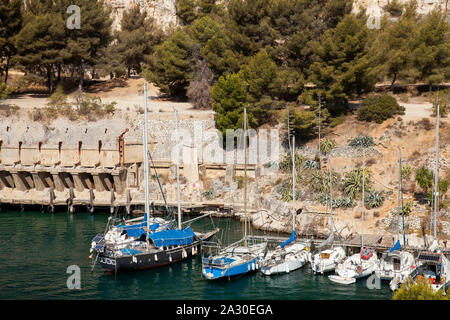 Segelboote im Hafen von Calanque de Port Miou, le Parc National des Calanques, Cassis, Bouches-du-Rhône, Provence-Alpes-Côte d'Azur,Nationalpark, Felsenbu Banque D'Images