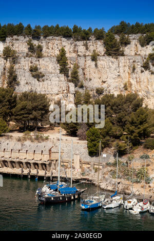 Segelboote im Hafen von Calanque de Port Miou, le Parc National des Calanques, Cassis, Bouches-du-Rhône, Provence-Alpes-Côte d'Azur,Nationalpark, Felsenbu Banque D'Images