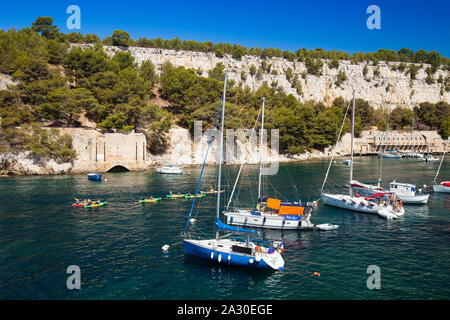 Segelboote im Hafen von Calanque de Port Miou, le Parc National des Calanques, Cassis, Bouches-du-Rhône, Provence-Alpes-Côte d'Azur,Nationalpark, Felsenbu Banque D'Images