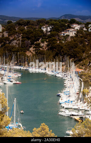 Segelboote im Hafen von Calanque de Port Miou, le Parc National des Calanques, Cassis, Bouches-du-Rhône, Provence-Alpes-Côte d'Azur,Nationalpark, Felsenbu Banque D'Images