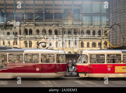 Prague, République tchèque. Un tramway sur la rue Narodni, avec la façade de Laterna Magika théâtre multimédia reflète dans Nouveau Théâtre bâtiment. Banque D'Images
