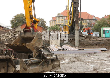 Wernigerode, Allemagne. 08Th Oct, 2019. Les travaux de génie civil pour la nouvelle locomotive workshop a commencé à Wernigerode. Les chemins de fer à voie étroite du Harz obtenir un nouvel atelier de la locomotive à vapeur. Le vendredi matin, le début officiel de la construction de l'hôtel de 70 x 30 mètres a été lancé. La construction devrait coûter autour de 10,5 millions d'euros et seront terminés au printemps 2021. Credit : Matthias Bein/dpa-Zentralbild/ZB/dpa/Alamy Live News Banque D'Images