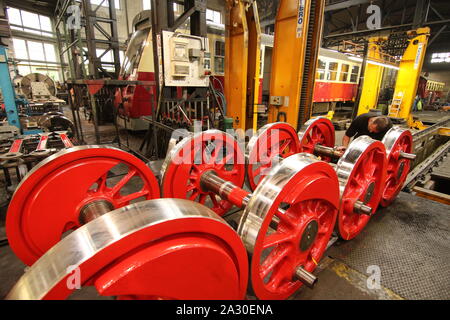 Wernigerode, Allemagne. 08Th Oct, 2019. Voir dans l'atelier vieille locomotive à vapeur de la HSB. Les chemins de fer à voie étroite du Harz obtenir un nouvel atelier de la locomotive à vapeur. Le vendredi matin, le début officiel de la construction de l'hôtel de 70 x 30 mètres a été lancé. La construction devrait coûter autour de 10,5 millions d'euros et seront terminés au printemps 2021. Credit : Matthias Bein/dpa-Zentralbild/ZB/dpa/Alamy Live News Banque D'Images