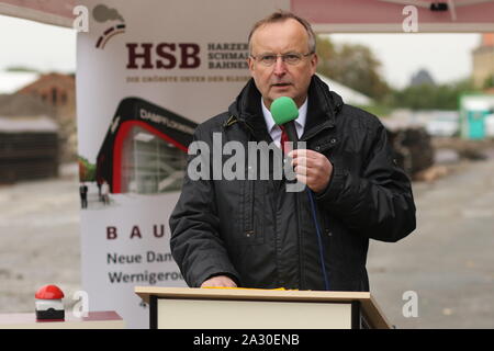 Wernigerode, Allemagne. 08Th Oct, 2019. Au début officiel de la construction, la gestion de HSB Directeur Matthias Wagener parle à Wernigerode. Les chemins de fer à voie étroite du Harz obtenir un nouvel atelier de la locomotive à vapeur. Le vendredi matin, le début officiel de la construction de l'hôtel de 70 x 30 mètres a été lancé. La construction devrait coûter autour de 10,5 millions d'euros et seront terminés au printemps 2021. Credit : Matthias Bein/dpa-Zentralbild/ZB/dpa/Alamy Live News Banque D'Images