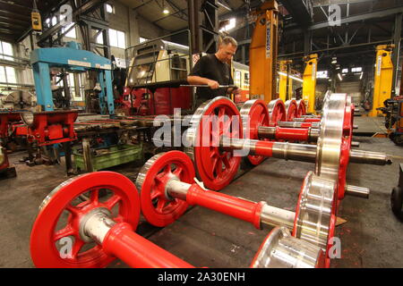 Wernigerode, Allemagne. 08Th Oct, 2019. Voir dans l'atelier vieille locomotive à vapeur de la HSB. Les chemins de fer à voie étroite du Harz obtenir un nouvel atelier de la locomotive à vapeur. Le vendredi matin, le début officiel de la construction de l'hôtel de 70 x 30 mètres a été lancé. La construction devrait coûter autour de 10,5 millions d'euros et seront terminés au printemps 2021. Credit : Matthias Bein/dpa-Zentralbild/ZB/dpa/Alamy Live News Banque D'Images