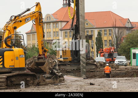 Wernigerode, Allemagne. 08Th Oct, 2019. Les travaux de génie civil pour la nouvelle locomotive workshop a commencé à Wernigerode. Les chemins de fer à voie étroite du Harz obtenir un nouvel atelier de la locomotive à vapeur. Le vendredi matin, le début officiel de la construction de l'hôtel de 70 x 30 mètres a été lancé. La construction devrait coûter autour de 10,5 millions d'euros et seront terminés au printemps 2021. Credit : Matthias Bein/dpa-Zentralbild/ZB/dpa/Alamy Live News Banque D'Images