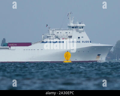 Sheerness, Kent, UK. 4 octobre, 2019. P&O Ferries ont affrété le Caroline Russ - voir photo en passant à Sheerness Kent aujourd'hui - de renforcer sa position dans la Manche en lançant un nouveau service de traversier quotidien reliant Calais à Tilbury. La nouvelle route est conçu pour donner aux transports non accompagné d'un pilote d'une route directe vers un port situé à seulement 25 km du centre de Londres, élargissant son offre pour les importateurs et exportateurs de du sud-est. Il permet d'économiser jusqu'à 75 milles de route chaque jour par rapport à l'itinéraire traditionnel Calais-Dover. Credit : James Bell/Alamy Live News Banque D'Images