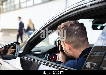 Détective privé de prendre des photos de l'homme et de la femme dans la rue Banque D'Images