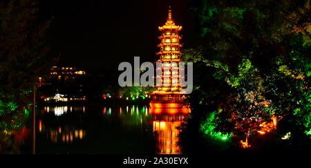 La pagode de Sun Guilin flottant sur le lac de la nuit, Chine Banque D'Images