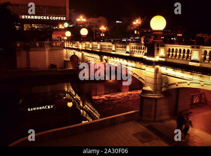 Bridge et la promenade au soleil et lune de pagodes park à Guilin, Chine Banque D'Images