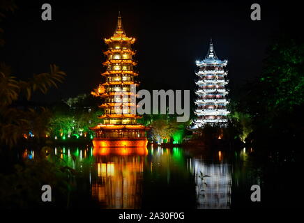 Soleil et lune flottant et pagodes dans parc Guilin la nuit, Chine Banque D'Images