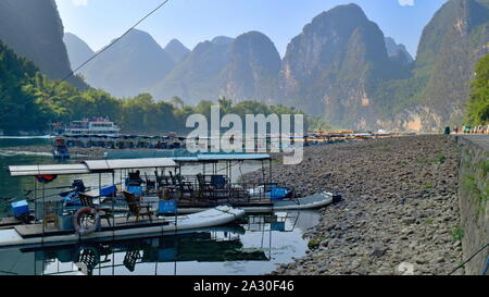 Montagnes du bassin de la rivière Li et en radeau de bambou boats docked par rive près de Guilin, Chine Banque D'Images