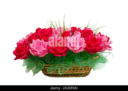 Bouquet de roses de papier dans un panier sur un fond blanc Banque D'Images