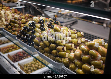 Nourriture typique en espagne - Espagnol tapas alimentaire affichage à Mercado de San Miguel Madrid marché Banque D'Images