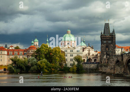 Ciel orageux sur la vieille ville de Prague, Tchéquie. Banque D'Images