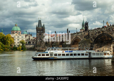 Après-midi d'automne sur la rivière Vltava à Prague, Tchéquie. Banque D'Images