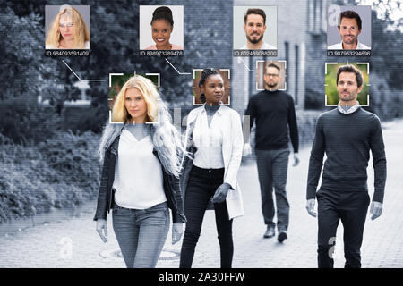 Focus sélectif de personnes reconnu des visages avec système d'apprentissage intellectuel Banque D'Images