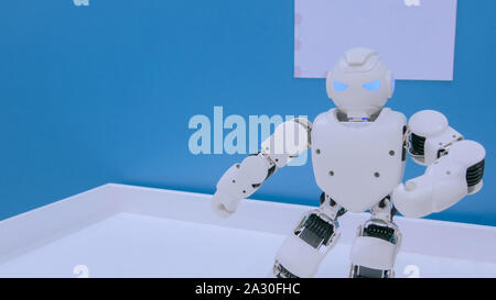 La danse du robot humanoïde blanc Banque D'Images