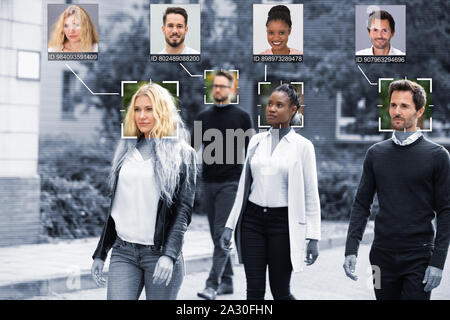 Focus sélectif de personnes reconnu des visages avec système d'apprentissage intellectuel Banque D'Images