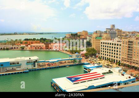 Vue sur San Juan, la capitale de Porto Rico, prise depuis le sommet d'un navire de croisière amarré au port. Banque D'Images