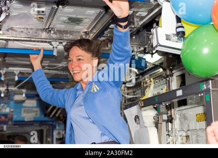 Fichier : Dans cette photo publiée par la NASA, l'astronaute Lisa M. Nowak, spécialiste de mission STS-121, sourit à un équipage mate dans le laboratoire Destiny de la Station spatiale internationale en orbite autour de la Terre le 6 juillet 2006.Source : NASA via CNP | conditions dans le monde entier Banque D'Images