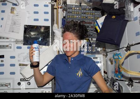 Fichier : Dans cette photo publiée par la NASA, l'astronaute Lisa M. Nowak, spécialiste de mission STS-121, se lave les cheveux sur le compartiment intermédiaire de la navette spatiale Discovery amarrée à la Station spatiale internationale en orbite terrestre le 13 juillet 2006.Source : NASA via CNP | conditions dans le monde entier Banque D'Images