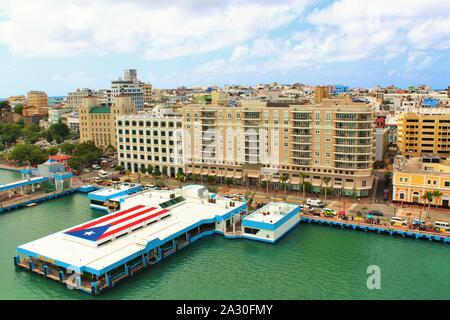 Vue sur San Juan, la capitale de Porto Rico, prise depuis le sommet d'un navire de croisière amarré au port. Banque D'Images