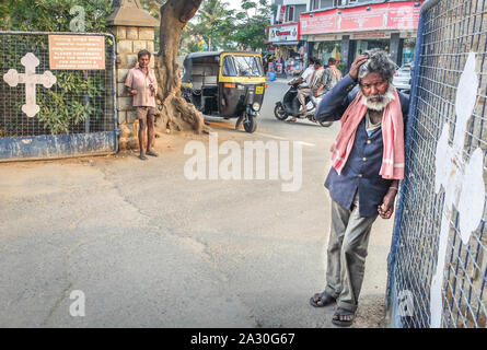 MYSURU (Mysore),KARNATAKA/Inde 13 FÉVRIER 2018-H mendiants stand à l'entrée de Saint Philomena's Church. Banque D'Images