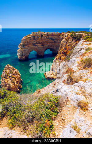 Grottes naturelles à la plage de Marinha, Algarve au Portugal. Falaise de roche arches sur Marinha plage et mer turquoise de l'eau sur des côtes du Portugal en Algarve. Banque D'Images